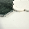 Mosaico de piedra verde y blanco