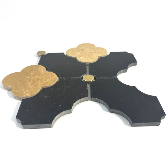 Mosaicos negros y dorados