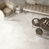 Baño con azulejos de travertino
