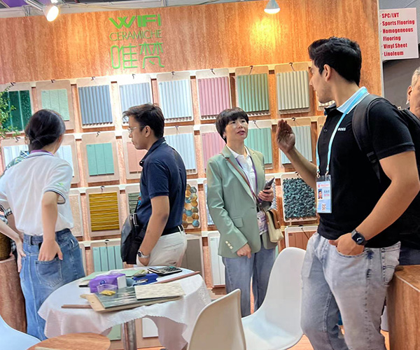 Wifi-cer&aacute;mica-showcases-innovativas-series-series-decorativas-azule-a-the-136th-canton-fair4