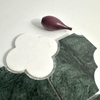 Mosaico de piedra verde y blanco