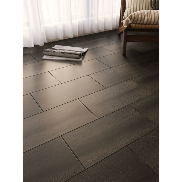 Piso de baldosas con apariencia de madera en el baño-KK26