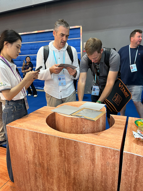 136 &deg; Canton-Fair