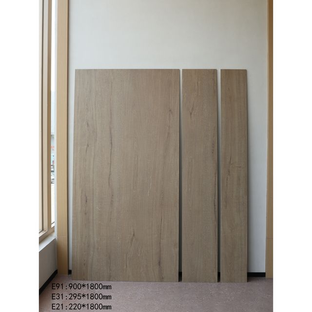 Piso de baldosas con apariencia de madera en el baño-E21