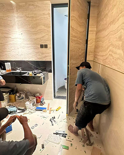 Proyecto de ba&ntilde;os en el centro comercial River, Indonesia 1 