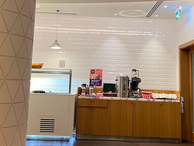 cocina con azulejos del metro