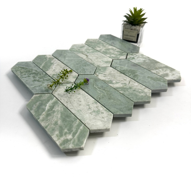 Mosaico de mármol verde con patrones florales