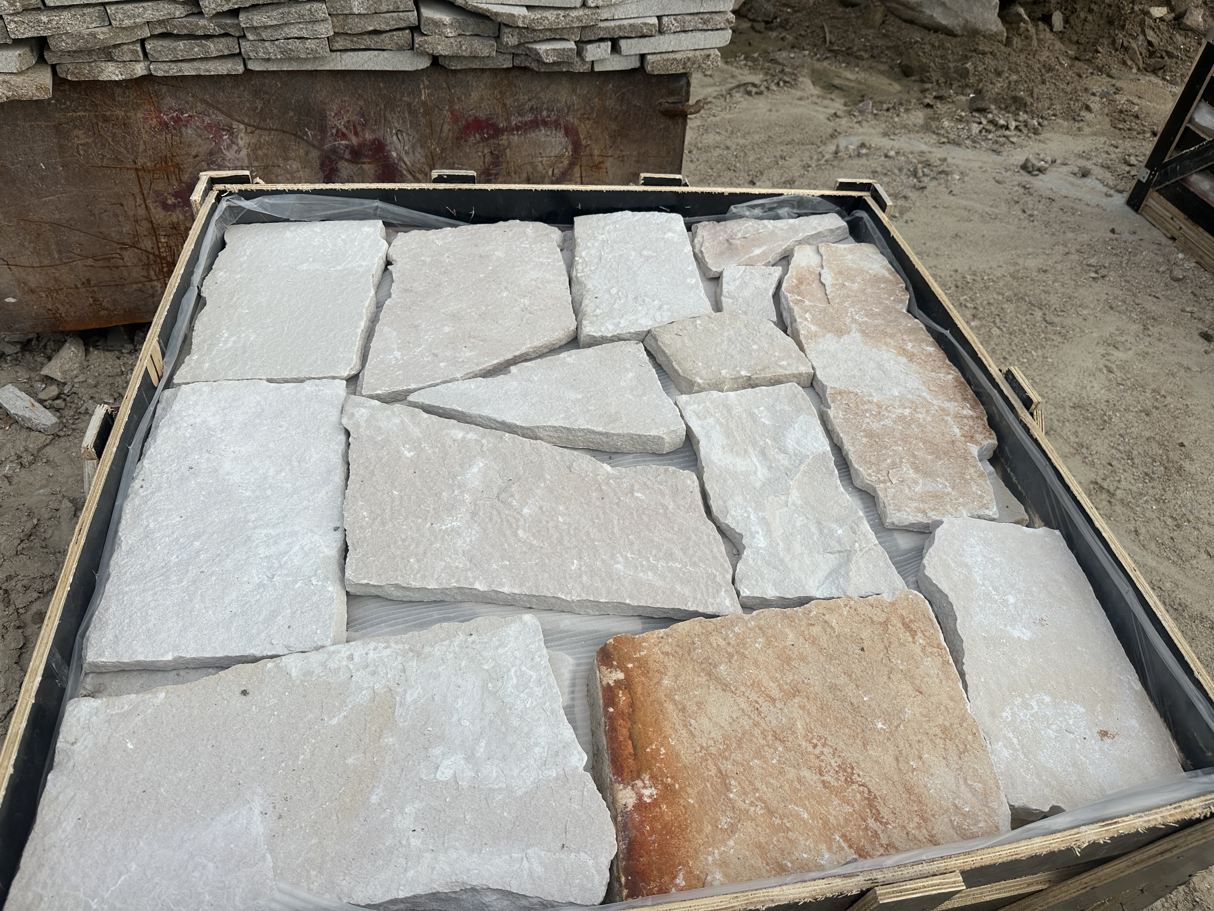 El encanto natural de las fichas de pizarra alrededor de las piscinas: la belleza resistente se encuentra con la función