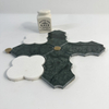 Mosaico de piedra verde y blanco
