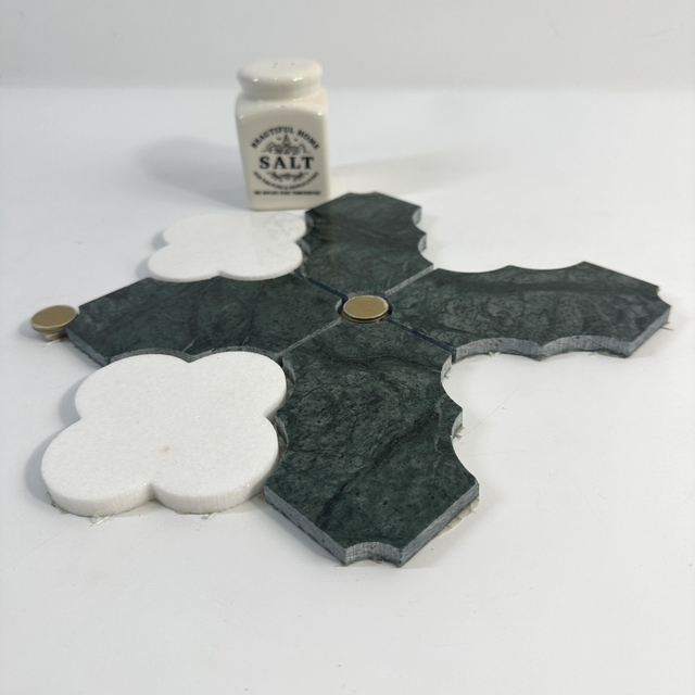 Mosaico de piedra verde y blanco